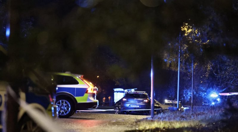 Polis på plats efter mordet i Fornhöjden i Södertälje på fredagskvällen. Foto: Caisa Rasmussen/TT